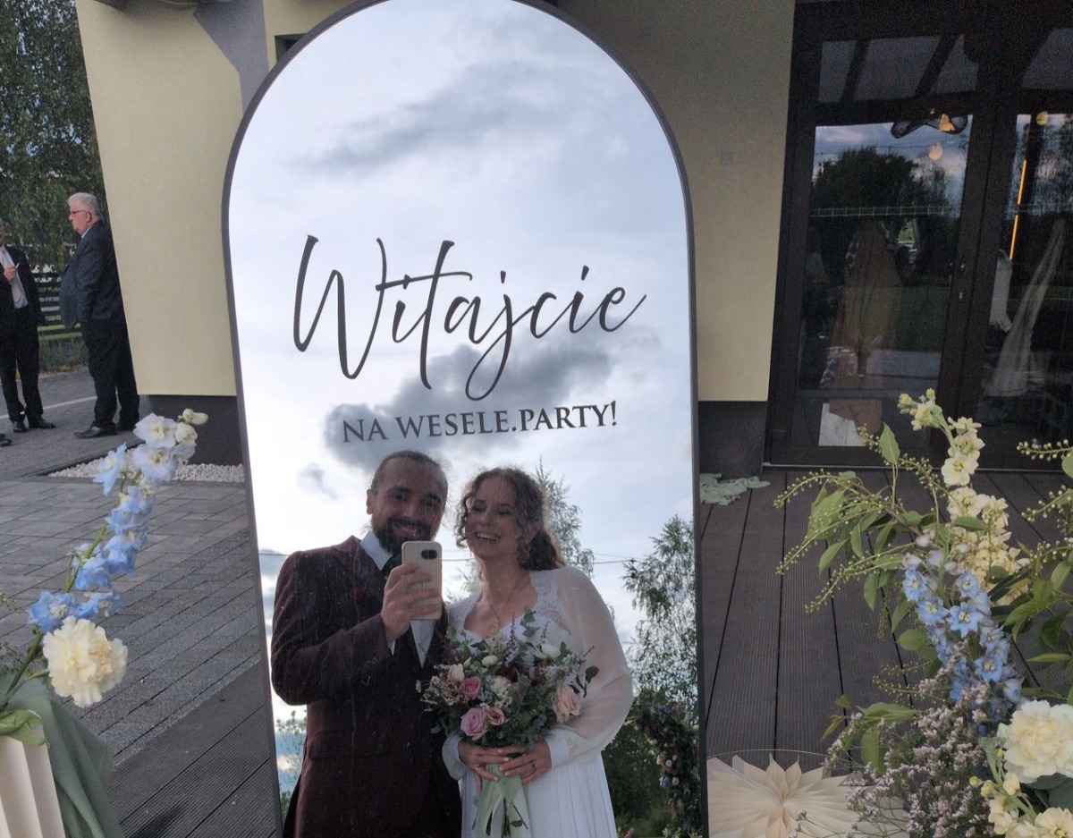 Kasia i Piotrek robią sobie selfie w lustrze